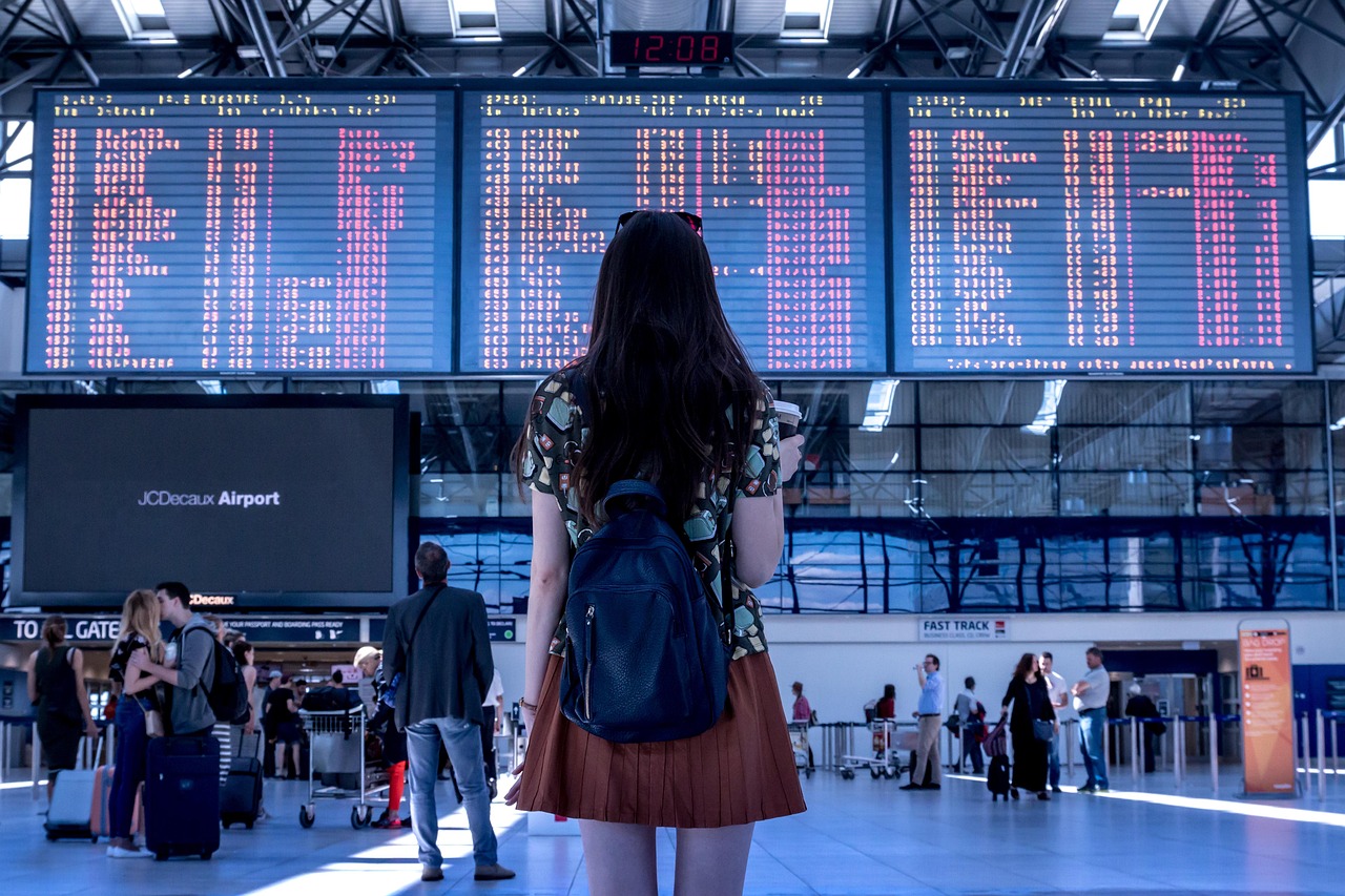 Voyageuse arrivant à l’aéroport